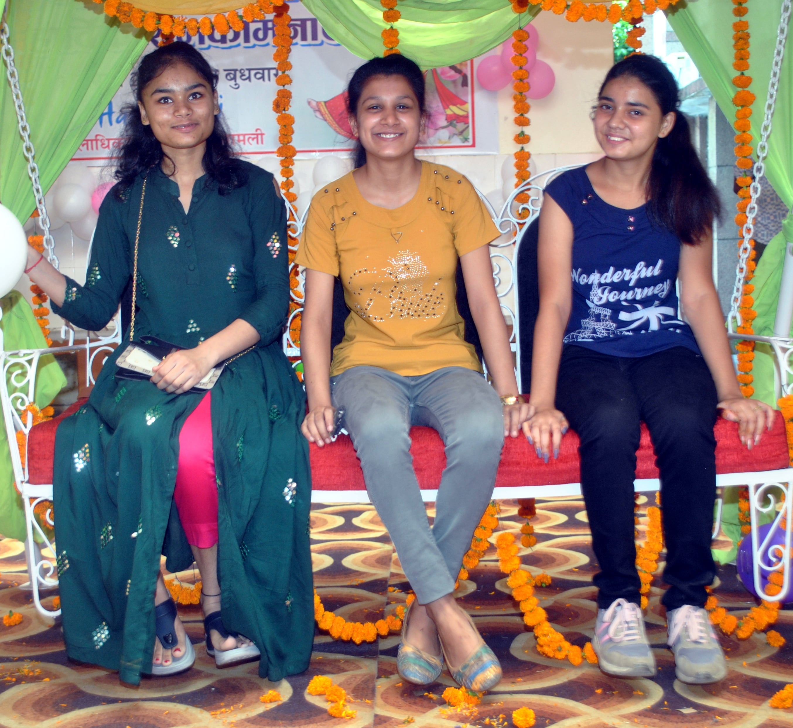 शामली कलक्ट्रेट में अपने अंदाज में हरियाली तीज का त्योहार मनातीं युवतियां।