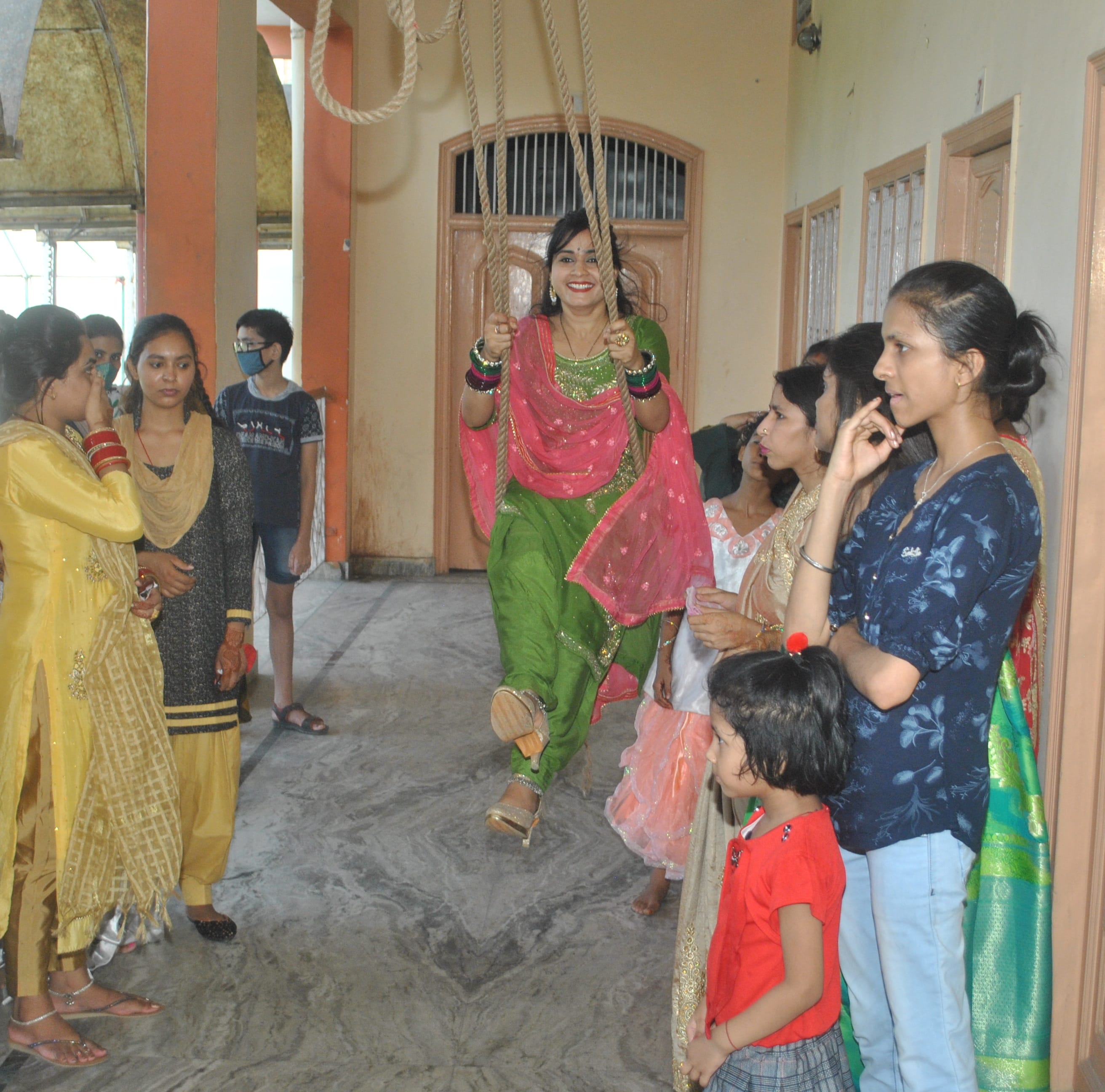 शामली हनुमान धाम पर झूला झुलती महिलाएं