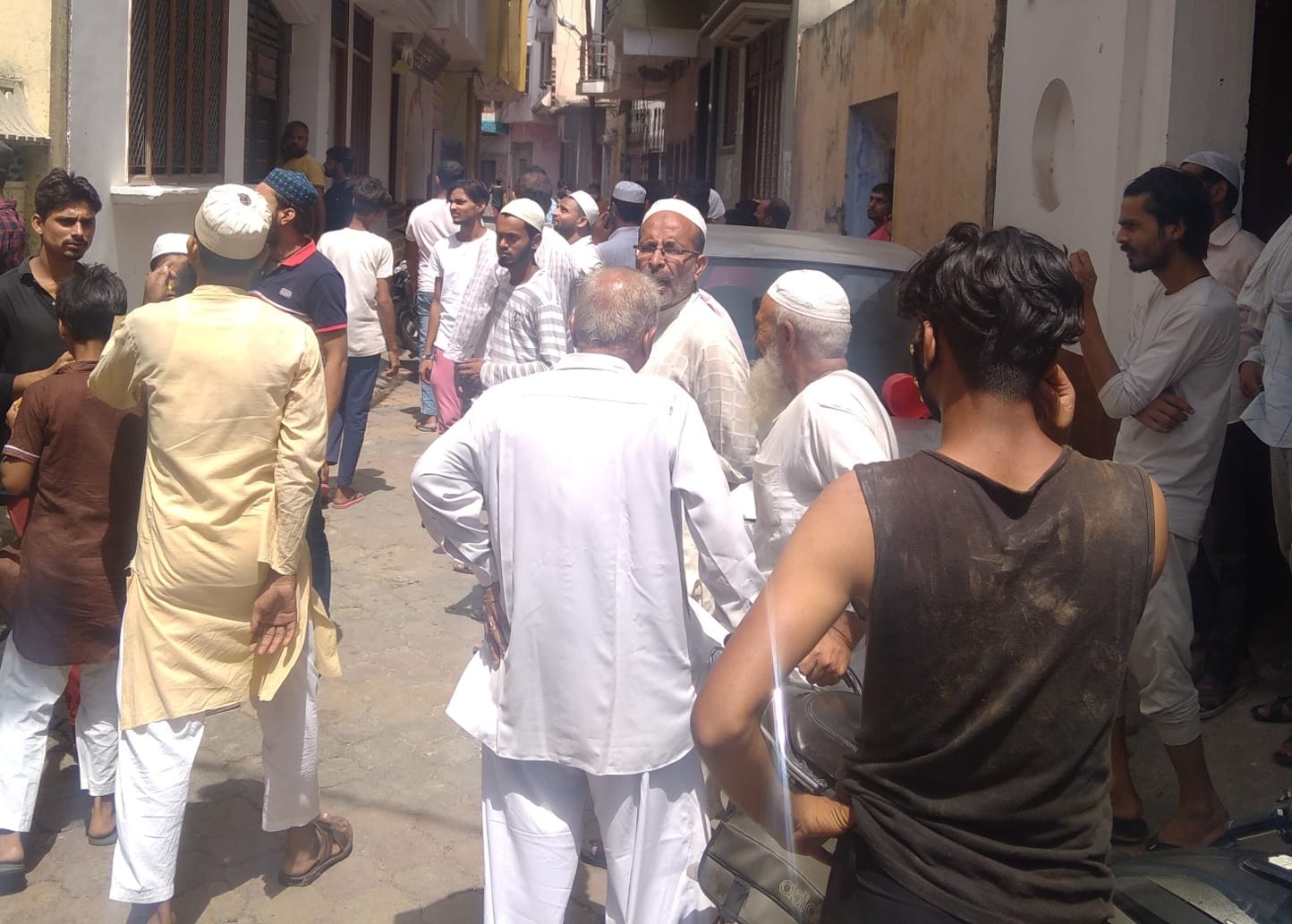 शामली में घटना की जानकारी लेने के लिए लगी भीड़। शामली में घटना की जानकारी लेने के लिए लगी भीड़।