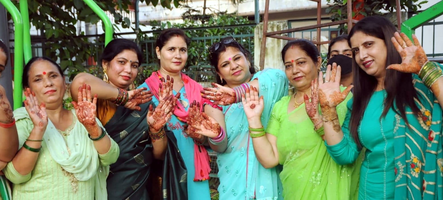 गांधी कालोनी के गाधी वाटिका में हरियाली तीज मनाती महिलाएं। गांधी कालोनी के गाधी वाटिका में हरियाली तीज मनाती महिलाएं।