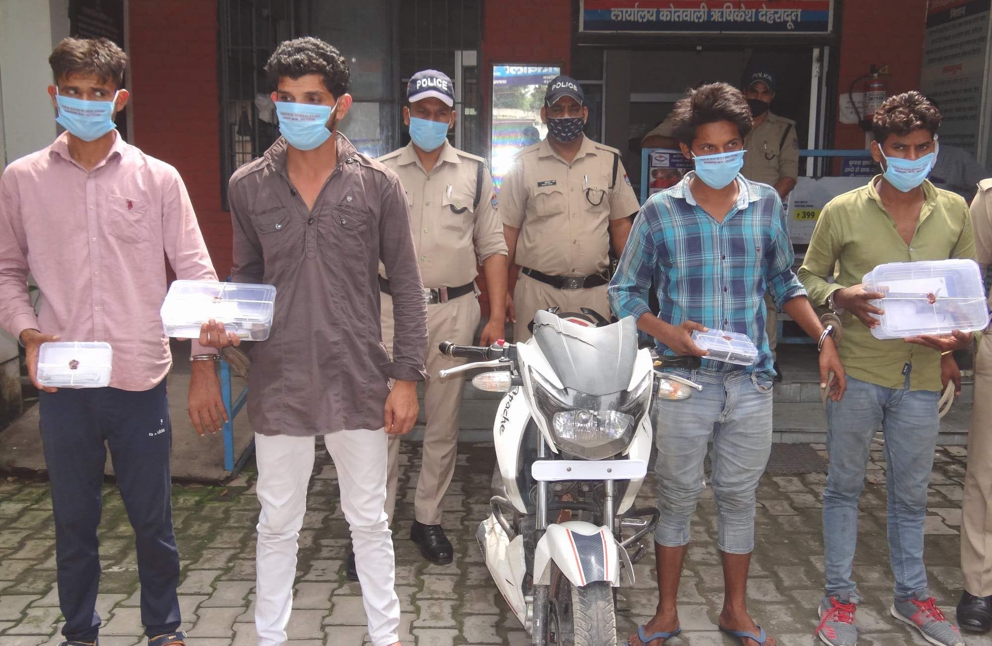   कोतवाली पुलिस के हत्थे चढ़े चैन स्नेचर्स।