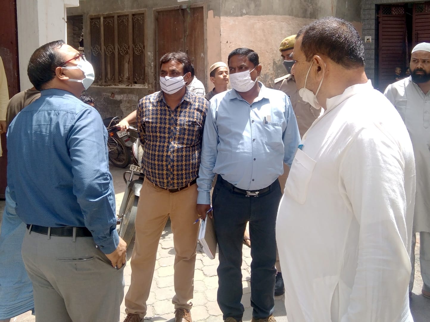 शामली के मोहल्ला काजीवाड़ा घर में विस्फोट के बाद जानकारी लेते एसडीएम संदीप कुमार। शामली के मोहल्ला काजीवाड़ा घर में विस्फोट के बाद जानकारी लेते एसडीएम संदीप कुमार।