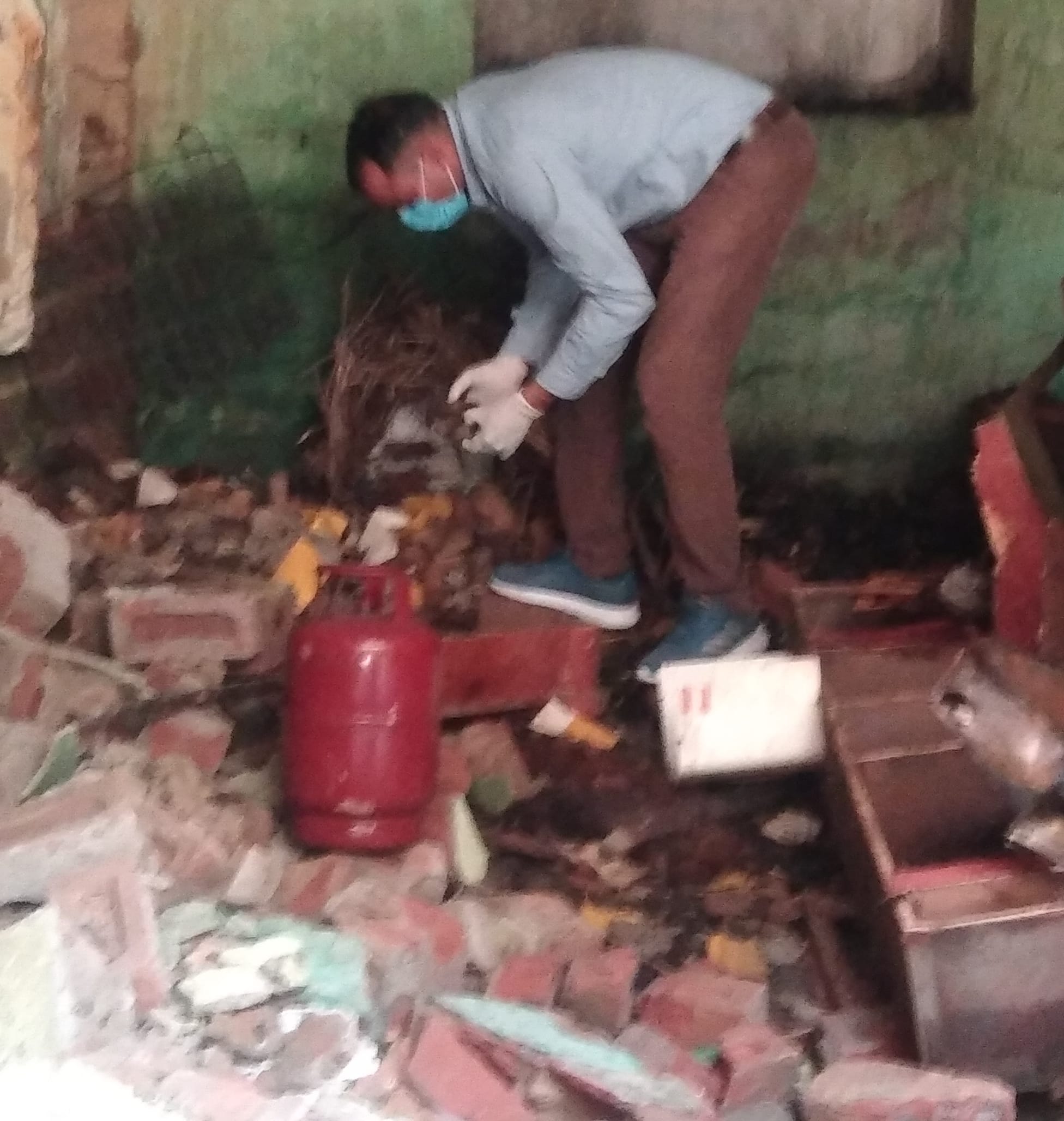 शामली के मोहल्ला काजीवाड़ा में घर में विस्फोट के बाद जांच करती फोरेंसिक विभाग की टीम। शामली के मोहल्ला काजीवाड़ा में घर में विस्फोट के बाद जांच करती फोरेंसिक विभाग की टीम।
