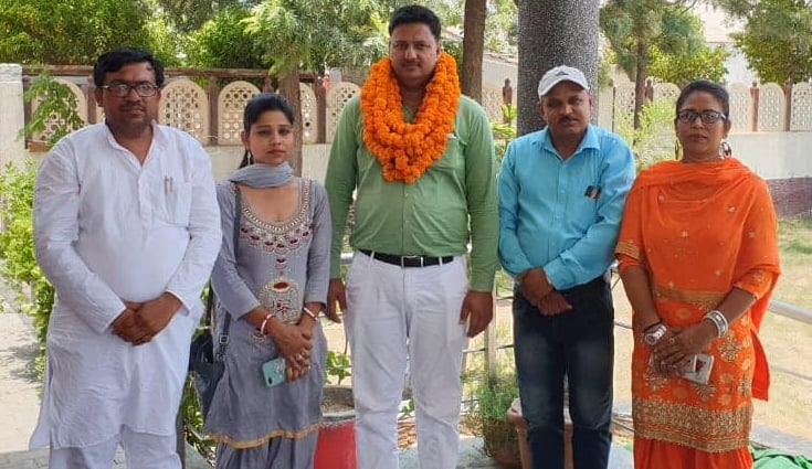 राह क्लब सतनाली के अध्यक्ष संदीप शर्मा को सम्मानित करते केश कला एवं कौशल विकास बोर्ड हरियाणा सरक? राह क्लब सतनाली के अध्यक्ष संदीप शर्मा को सम्मानित करते केश कला एवं कौशल विकास बोर्ड हरियाणा सरक?