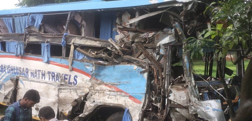 लालगंज के लखनऊ वाराणसी राजमार्ग पर ट्रक की टक्कर से क्षतिग्रस्त बस। संवाद