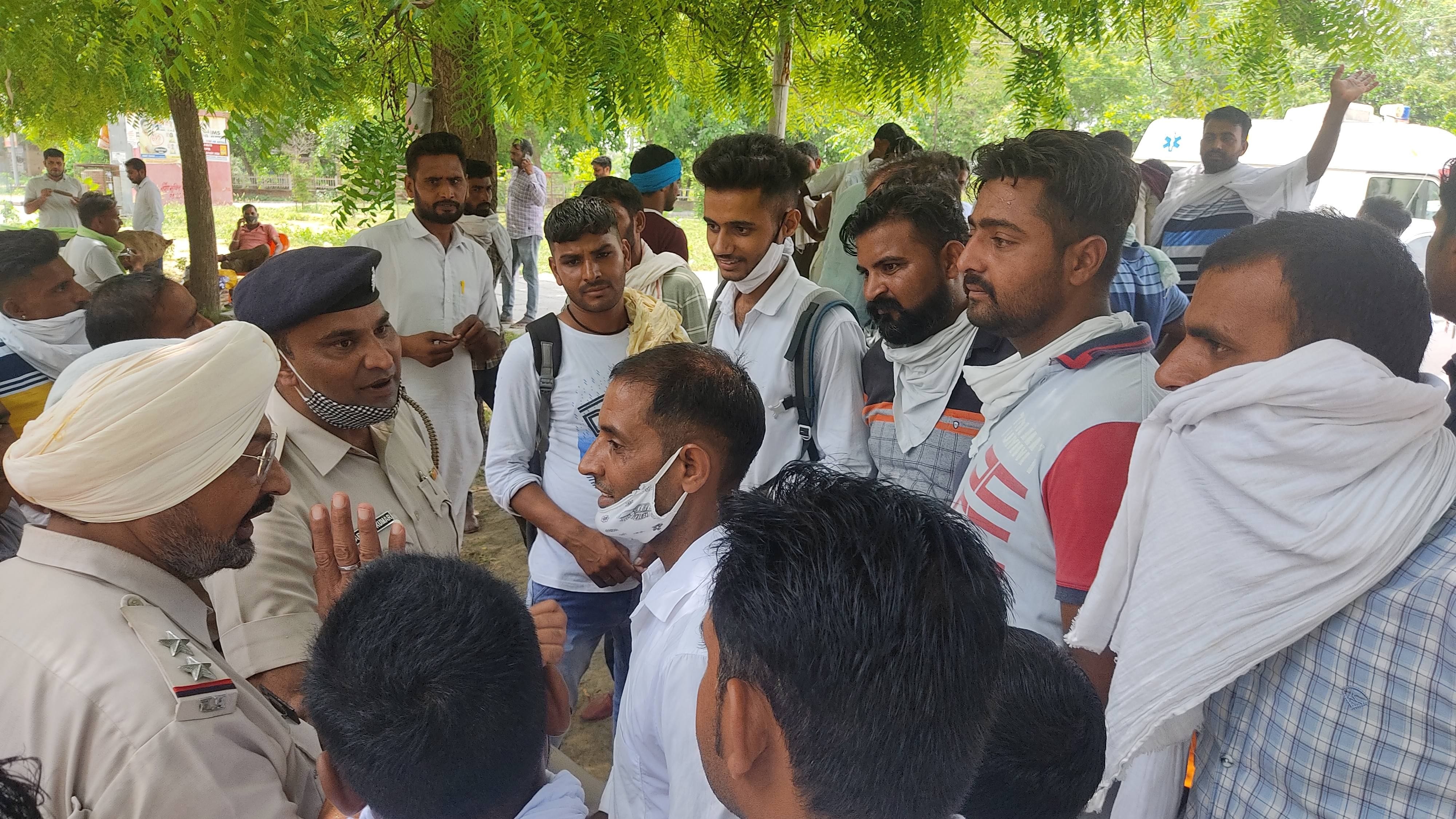 पॉलीक्लीनिक में हंगामा कर रहे युवाओं को समझाते पुलिसकर्मी। पॉलीक्लीनिक में हंगामा कर रहे युवाओं को समझाते पुलिसकर्मी।
