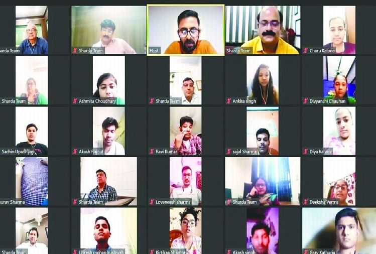 आगरा: अमर उजाला और शारदा ग्रुप ने किया मेधावी छात्र-छात्राओं का सम्मान वेबिनार में मौजूद छात्र