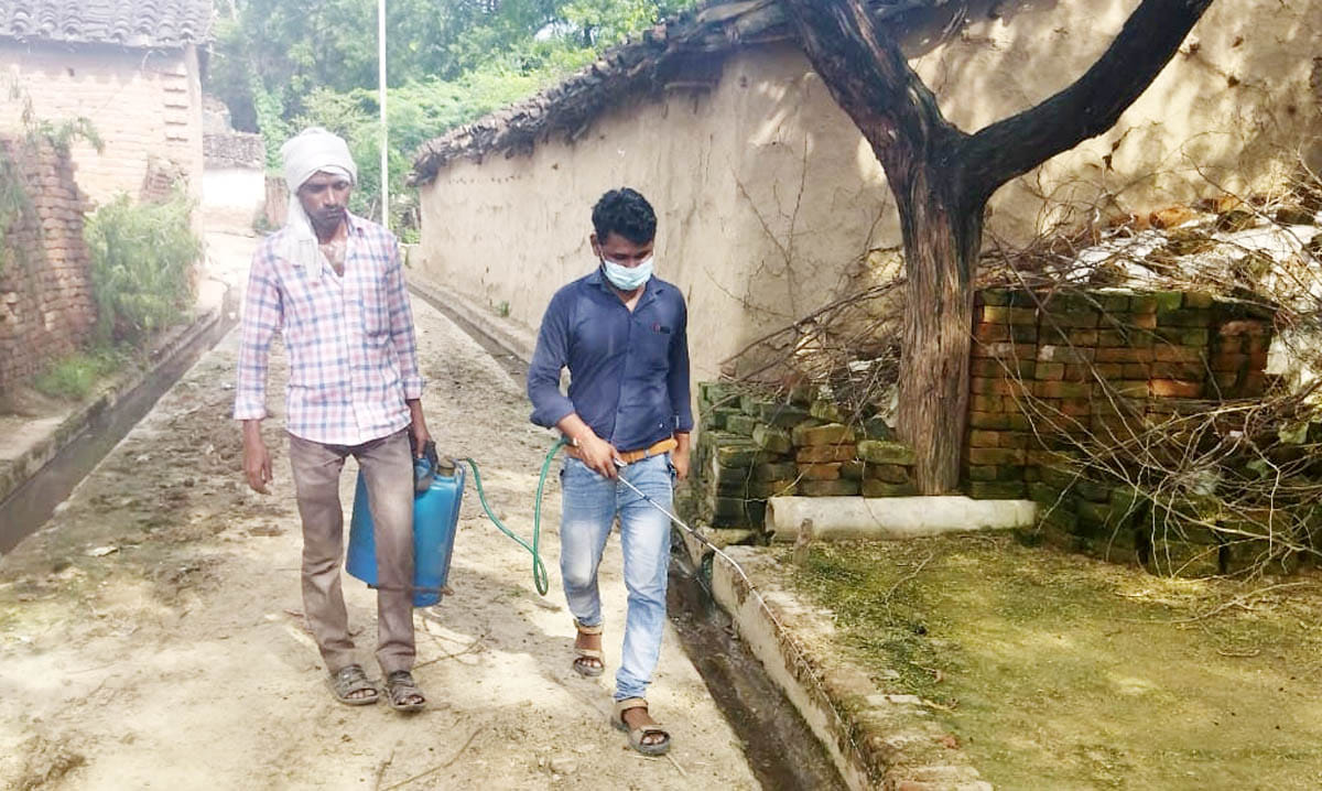 सुमेरपुर क्षेत्र के कुंडौरा गांव में दवा का छिड़काव करते कर्मी।