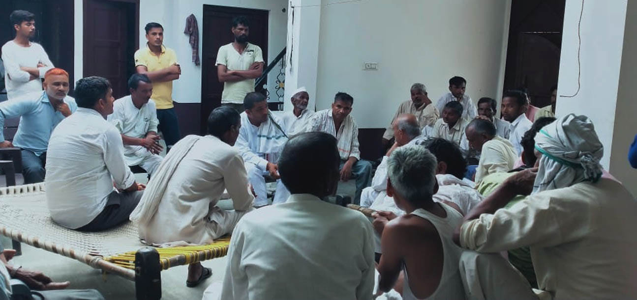 मुथरा में अपह्रत किशोर की बरामदगी को लेकर मीटिंग करते भाकियू नेता मुथरा में अपह्रत किशोर की बरामदगी को लेकर मीटिंग करते भाकियू नेता