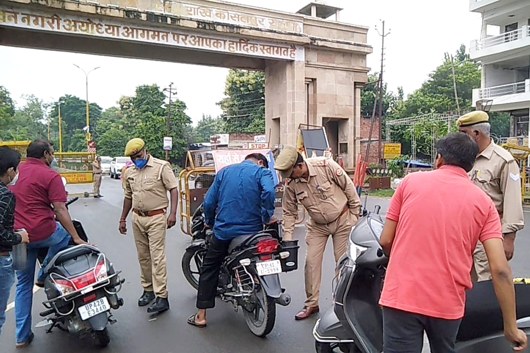 अयोध्या-रामनगरी के प्रवेश द्वार पर लोगो के वाहनों की चेकिंग करती पुलिस अयोध्या-रामनगरी के प्रवेश द्वार पर लोगो के वाहनों की चेकिंग करती पुलिस