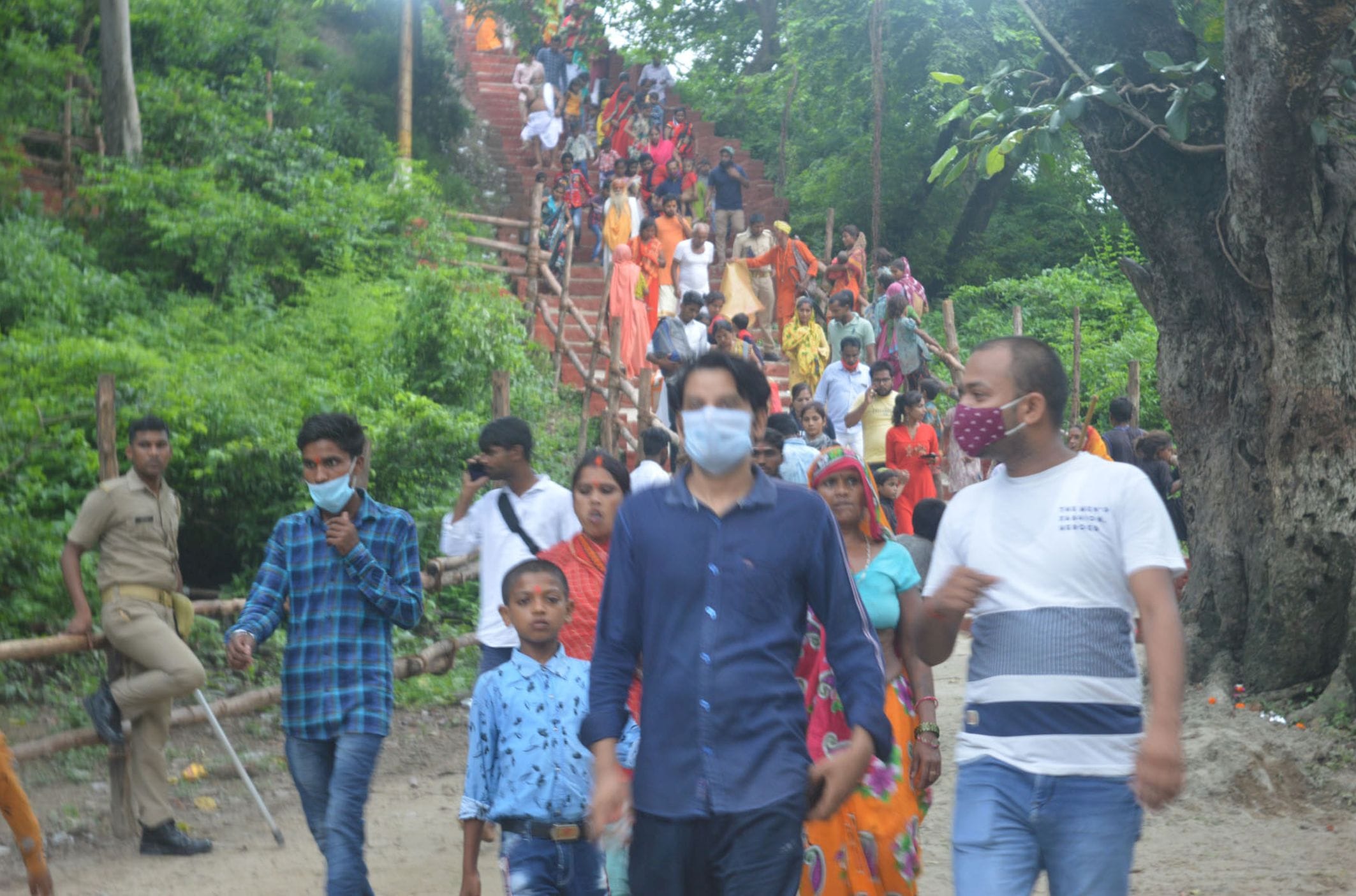 अयोध्या-मणिपर्वत से दर्शन कर निकलती श्रद्घालुओं की भीड़