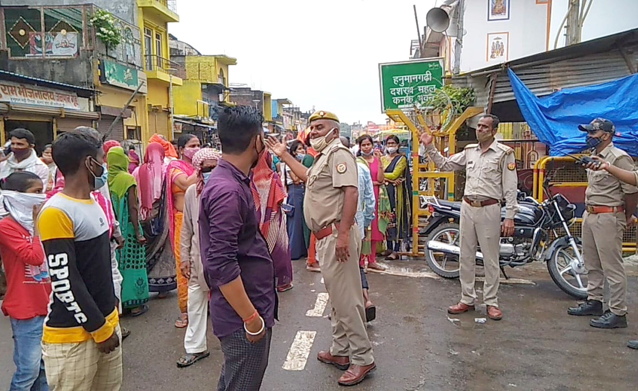 अयोध्या-हनुमानगढ़ी,कनकभवन,रामलला सहित अन्य मंदिरों के प्रवेश मार्ग पर भक्तों को रोकती पुलिस अयोध्या-हनुमानगढ़ी,कनकभवन,रामलला सहित अन्य मंदिरों के प्रवेश मार्ग पर भक्तों को रोकती पुलिस