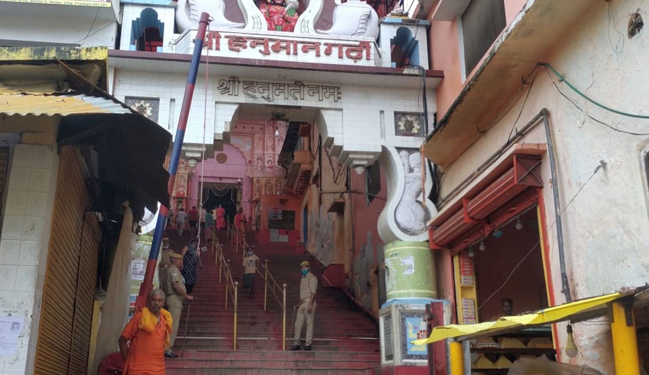 अयोध्या-हनुमानगढ़ी में श्रद्घालुओं को रोके जाने के चलते पसरा सन्नाटा अयोध्या-हनुमानगढ़ी में श्रद्घालुओं को रोके जाने के चलते पसरा सन्नाटा