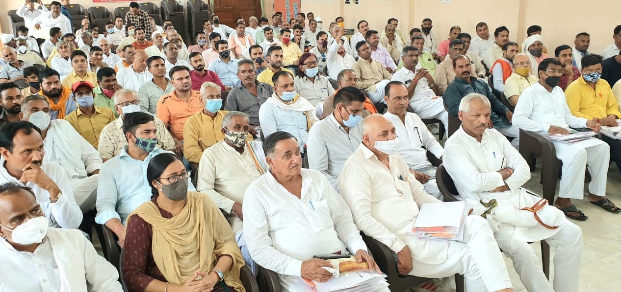 थानाभवन में आयोजित बैठक में भाग लेते भाजपा कार्यकर्ता थानाभवन में आयोजित बैठक में भाग लेते भाजपा कार्यकर्ता