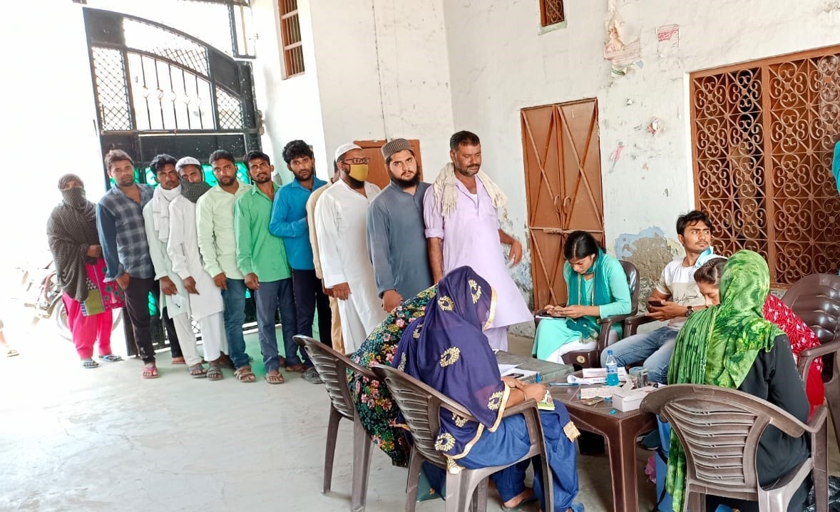 कैराना में अरबिया इशातुल इस्लाम मदरसे में वैक्सीन लगवाने के लिए लाइन में खडे लोग