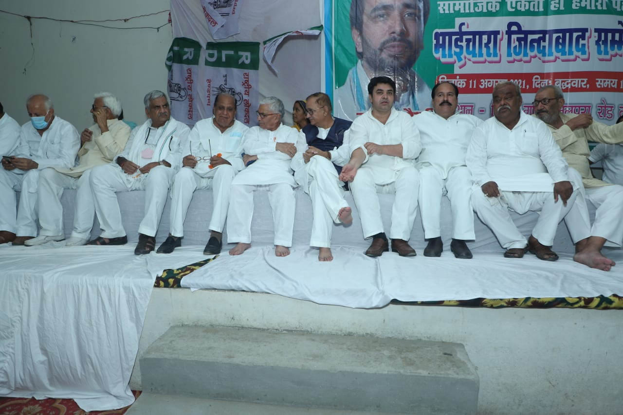चांदपुर क्षेत्र के बास्टा में आयोजित रालोद के भाईचारा सम्मेलन में मंचासीन पदाधिकारी।