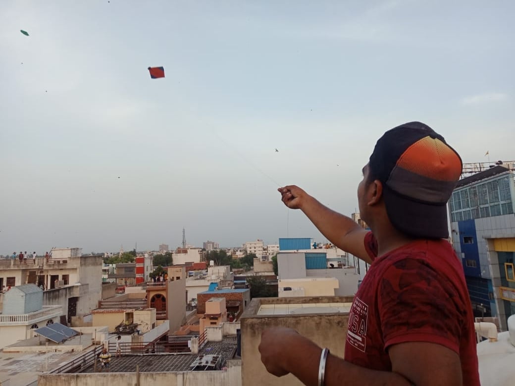 रेवाड़ी। छत पर पतंगबाजी करता युवा। रेवाड़ी। छत पर पतंगबाजी करता युवा।