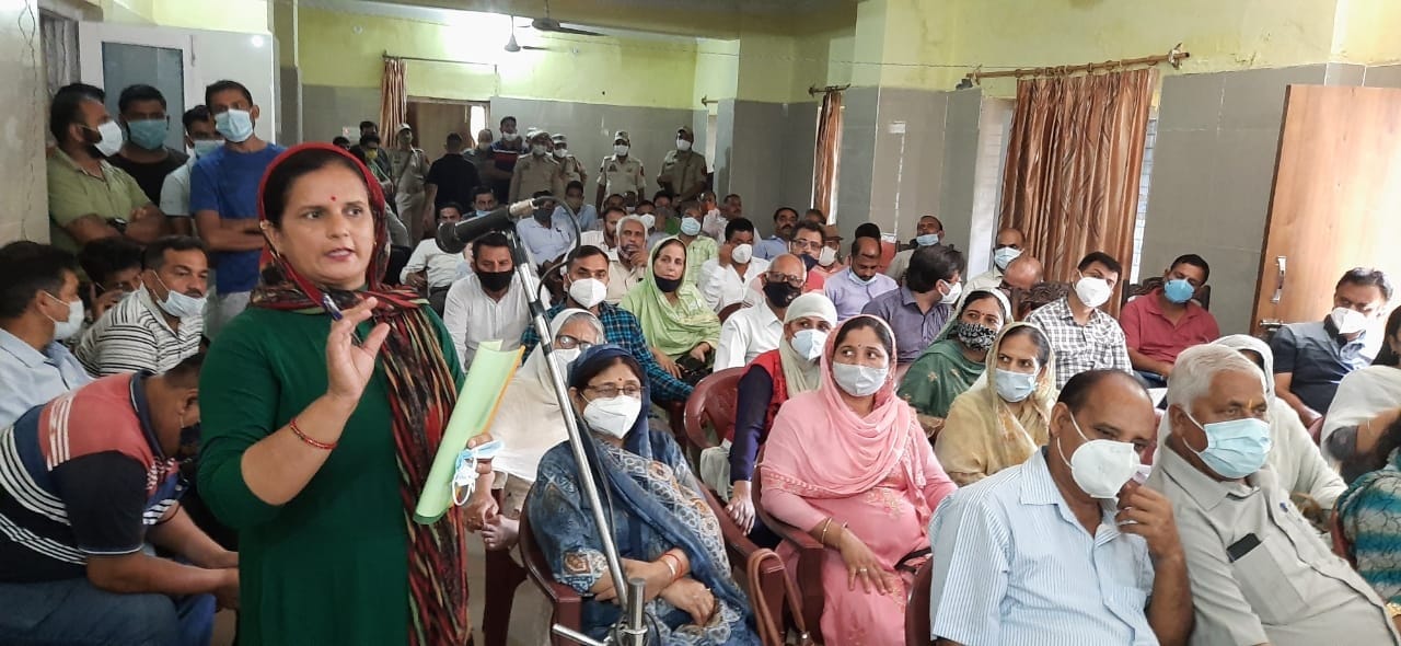 बसोहली में आयोजित कार्यक्रम के दौरान डीसी के समक्ष समस्याएं उठाती महिला, संवाद। बसोहली में आयोजित कार्यक्रम के दौरान डीसी के समक्ष समस्याएं उठाती महिला, संवाद।