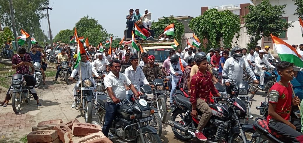 बापौली। तिरंगा यात्रा के दौरान मौजूद भारी संख्या में लोग। बापौली। तिरंगा यात्रा के दौरान मौजूद भारी संख्या में लोग।