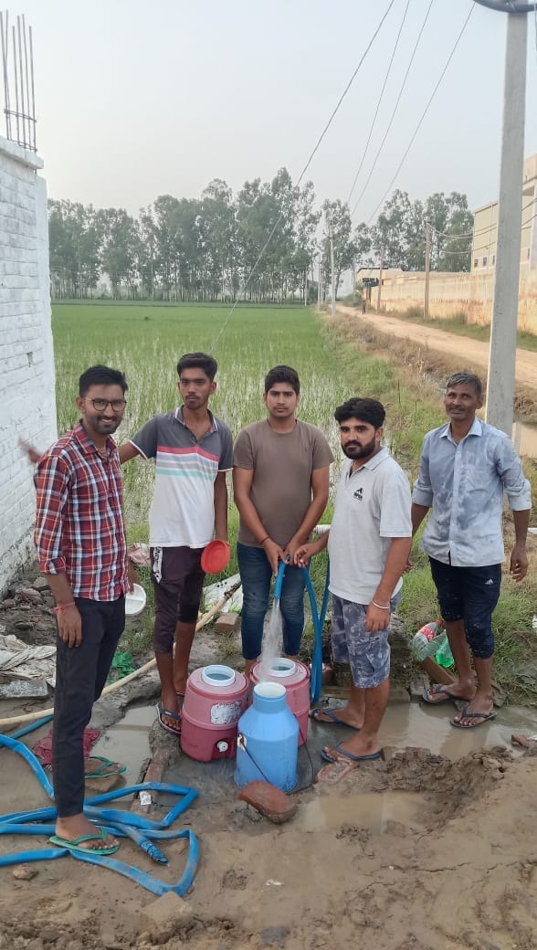 खंडरा गांव के खेत से पीने का पानी भरते हुए गांव के अमन, प्रवीन, राहुल और गौरव। खंडरा गांव के खेत से पीने का पानी भरते हुए गांव के अमन, प्रवीन, राहुल और गौरव।