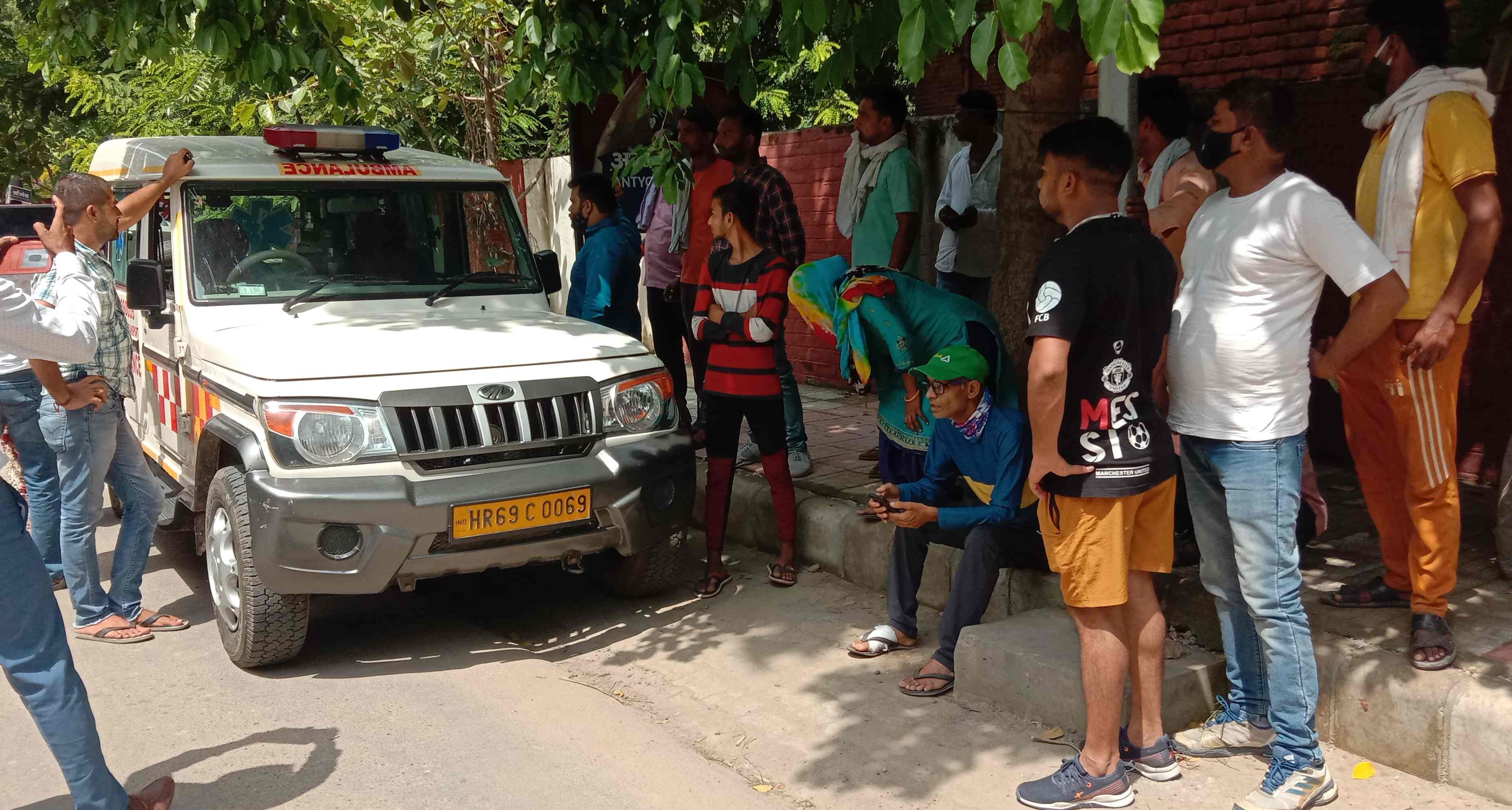 एम्बुलेंस में महिला का शव लेकर लघु सचिवालय परिसर में पहुंचे परिजन। एम्बुलेंस में महिला का शव लेकर लघु सचिवालय परिसर में पहुंचे परिजन।