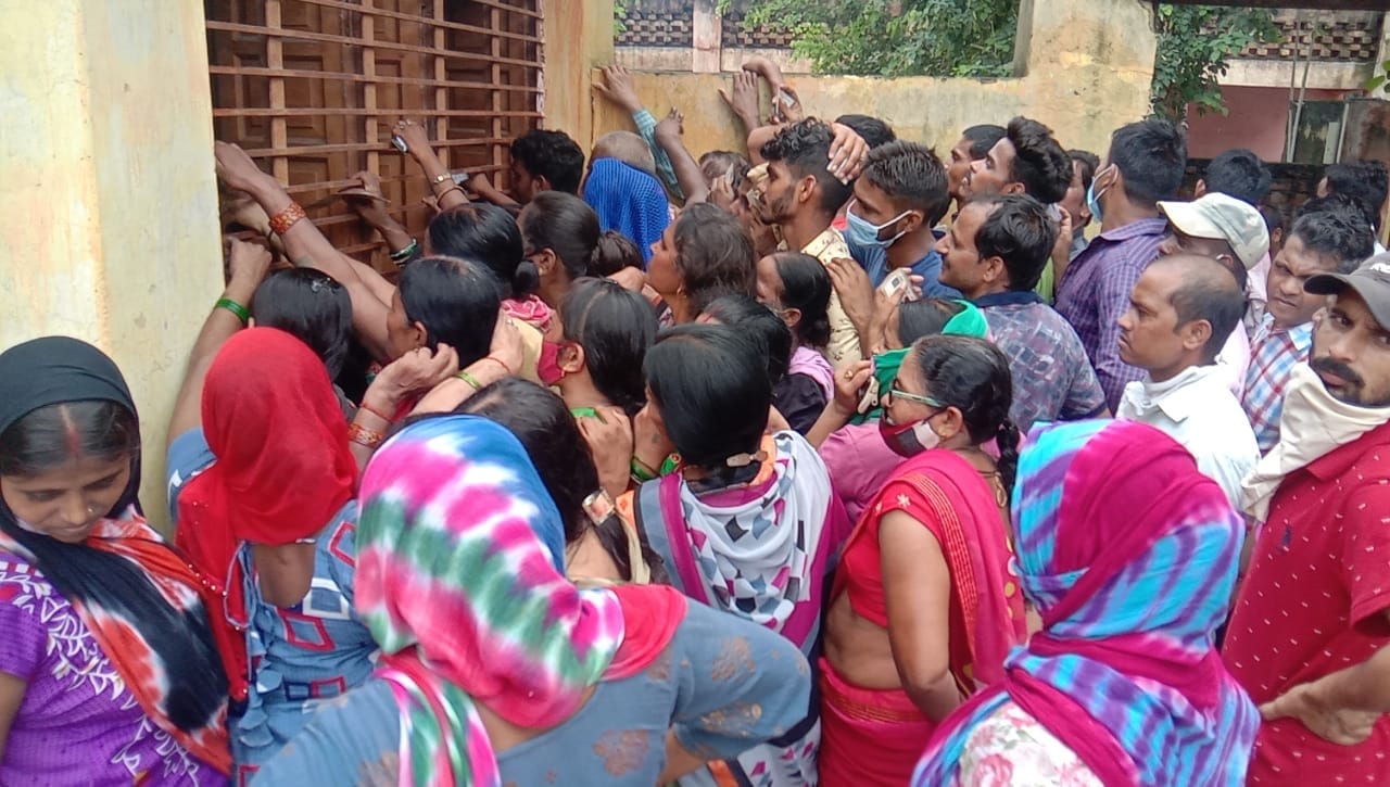 राई औद्योगिक क्षेत्र में लगे शिविर में वैक्सीन लगवाने के लिए लगी भीड़। संवाद राई औद्योगिक क्षेत्र में लगे शिविर में वैक्सीन लगवाने के लिए लगी भीड़। संवाद