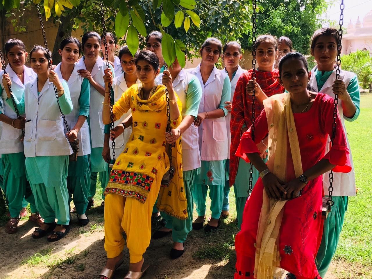 तीज पर्व पर झूला झूलती छात्राएं तीज पर्व पर झूला झूलती छात्राएं