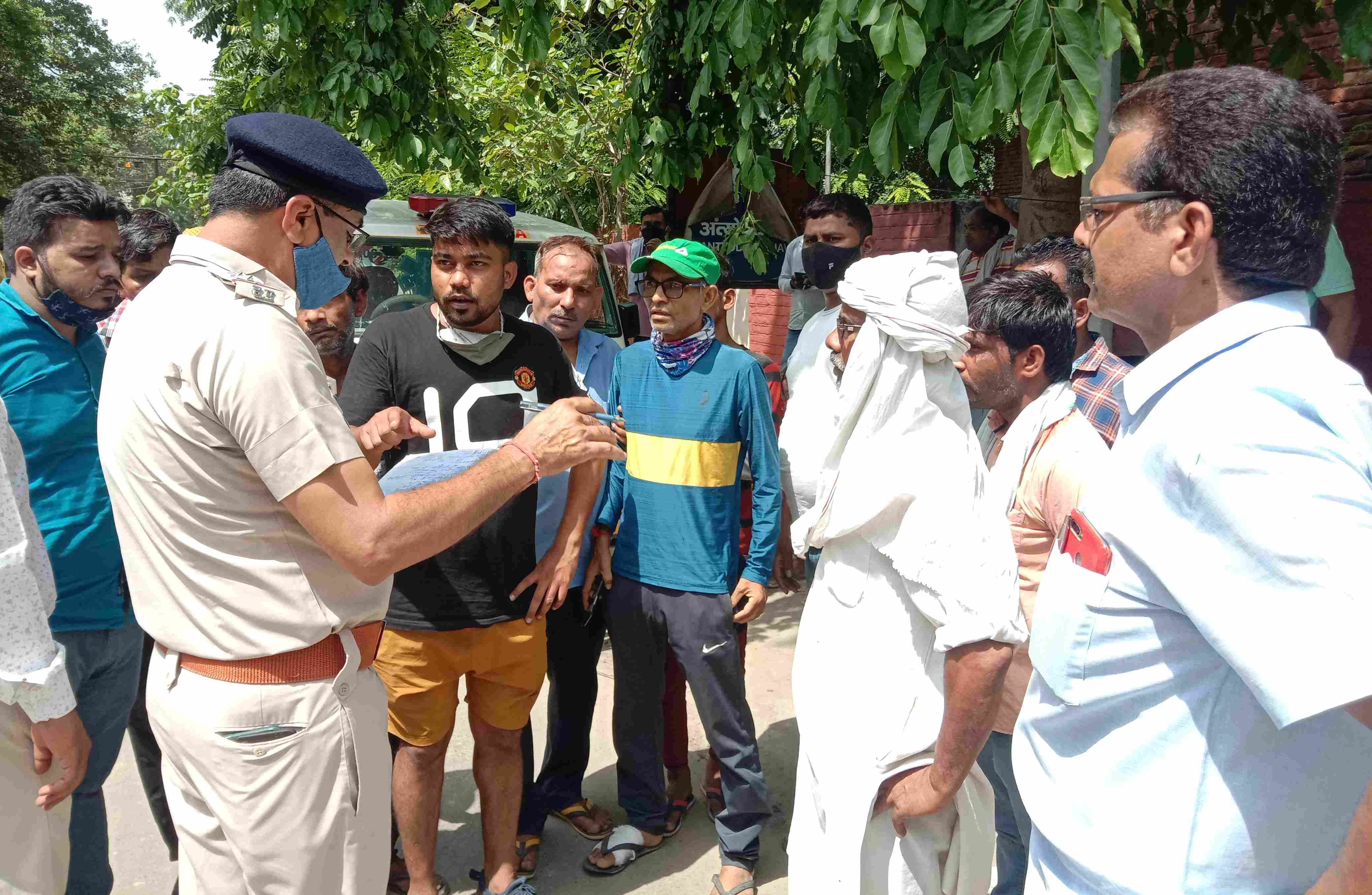 शव को लेकर पहुंचे महिला के परिजनों को समझाते कोर्ट काम्पलेक्स चौकी प्रभारी। शव को लेकर पहुंचे महिला के परिजनों को समझाते कोर्ट काम्पलेक्स चौकी प्रभारी।
