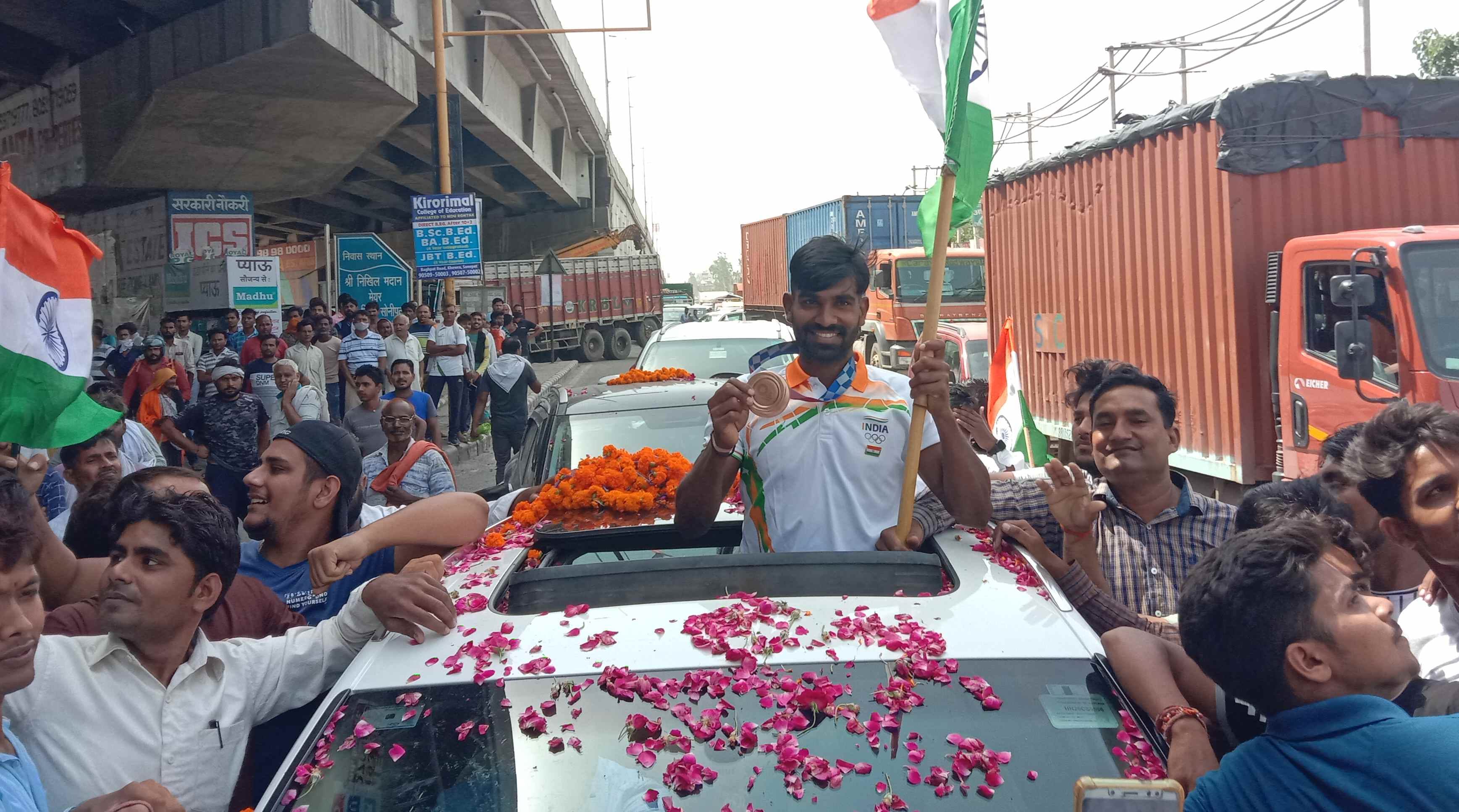  स्वागत जुलूस के दौरान पदक दिखाते हॉकी खिलाड़ी सुमित। संवाद