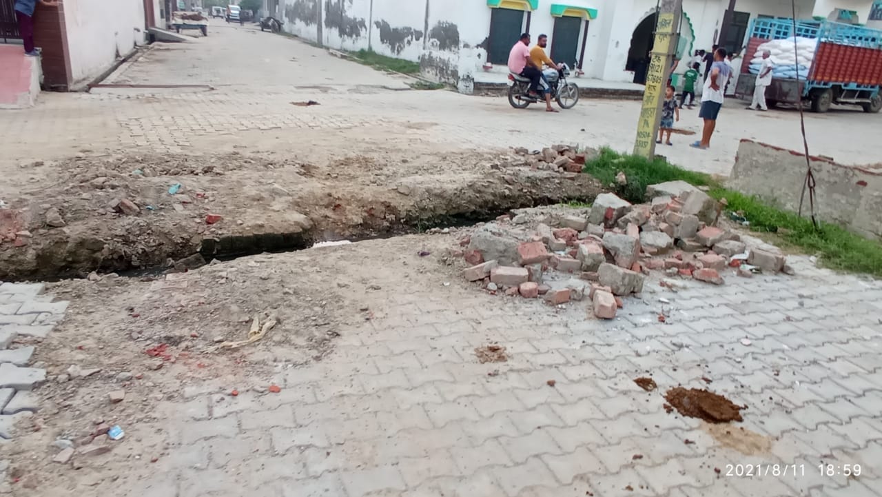 गांव खंडरा में ओलंपियन नीरज चोपड़ा के घर के सामने की गली, जो सालों से टूटी है। गांव खंडरा में ओलंपियन नीरज चोपड़ा के घर के सामने की गली, जो सालों से टूटी है।
