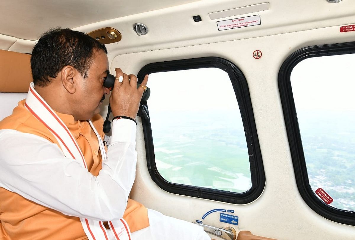 prayagraj news : बाढ़ प्रभावित इलाकों का हवाई सर्वेक्षण करते डिप्टी सीएम केशव प्रसाद मौर्य।