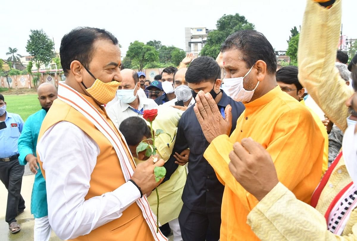 prayagraj news : डिप्टी सीएम का स्वागत करते भाजपा कार्यकर्ता।