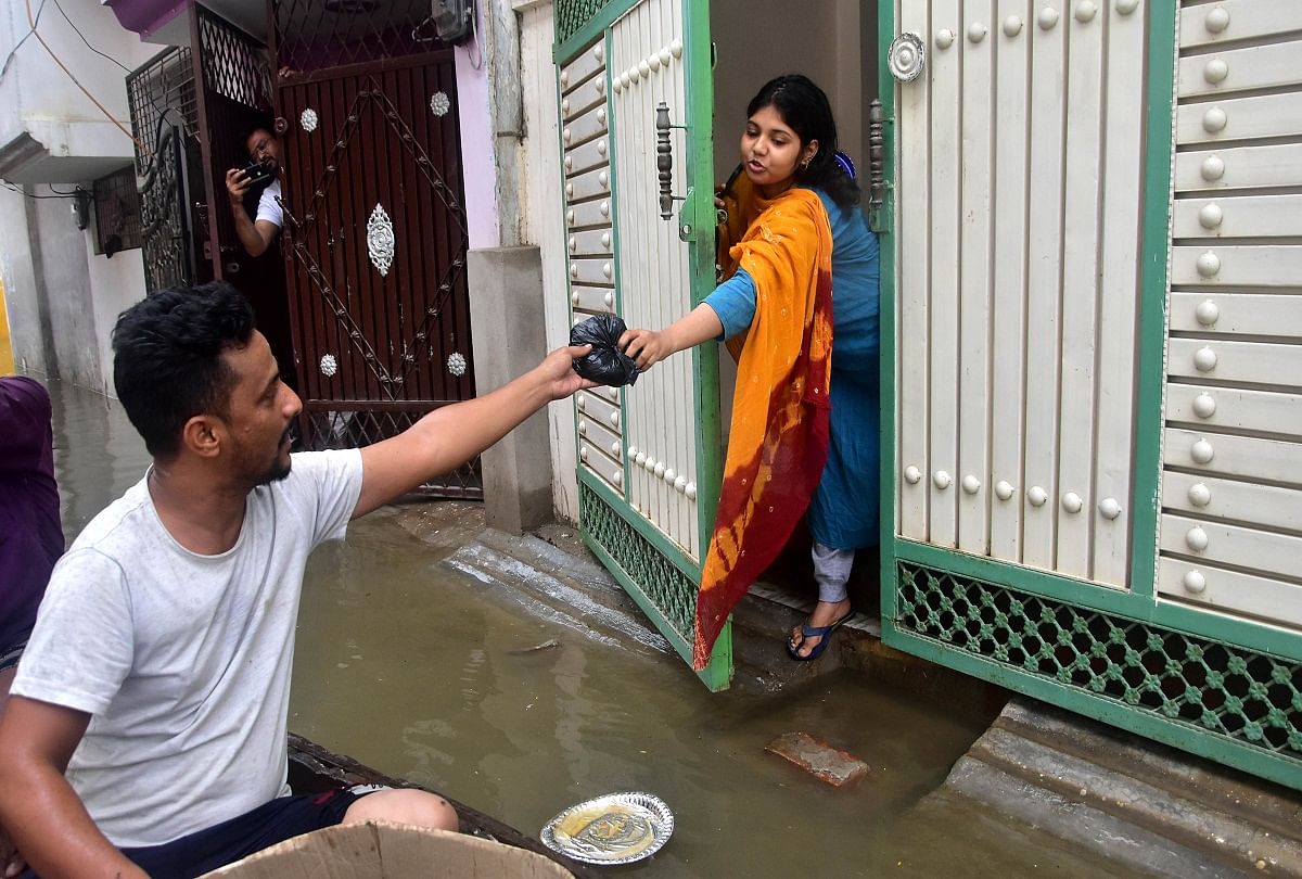 prayagraj news : करेली स्थित गौस नगर में बाढ़ का पानी पहुंच जाने से घरों में कैद लोगों को राहत सामग्री पहुंचाते स्ंवयसेवी संस्था के सदस्य।