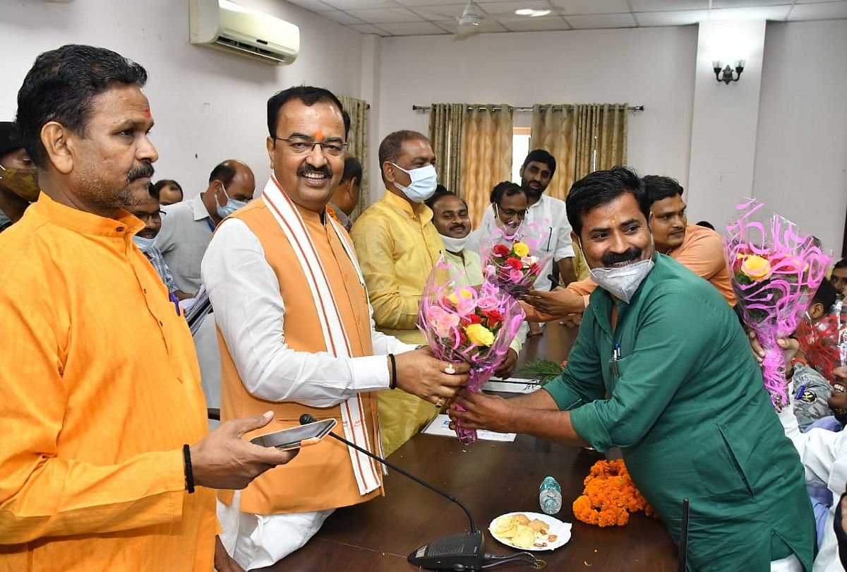 prayagraj news : सर्किट हाउस में डिप्टी सीएम केशव प्रसाद मौर्य का स्वागत करते भाजपाई।