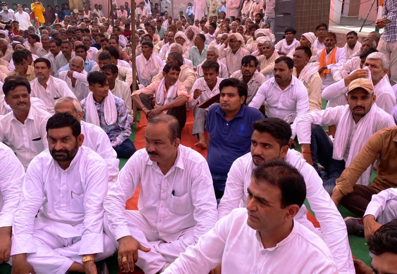 उमरपुर गांव में रालोद की न्याय यात्रा में उमड़ी दलितों की भीड़। उमरपुर गांव में रालोद की न्याय यात्रा में उमड़ी दलितों की भीड़।