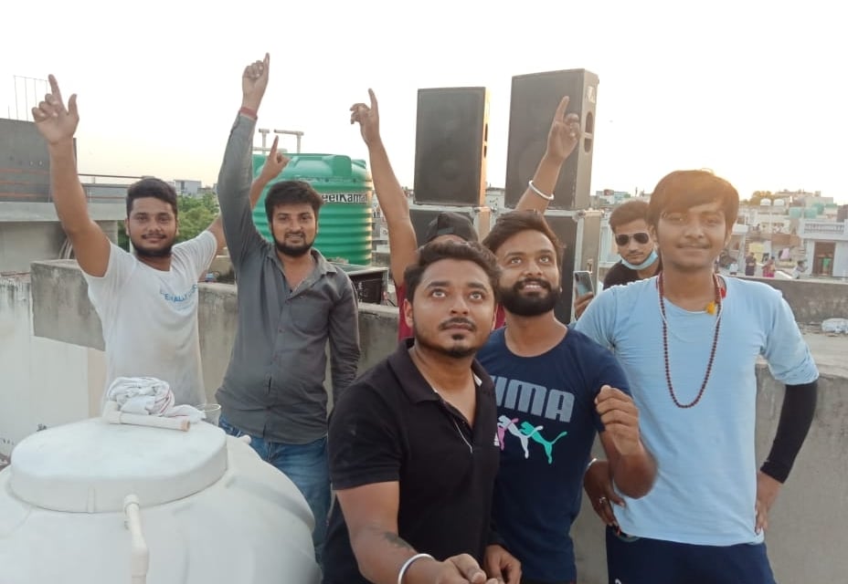 रेवाड़ी। पतंग उड़ाकर तीज के त्यौहार को मनाते युवा। रेवाड़ी। पतंग उड़ाकर तीज के त्यौहार को मनाते युवा।