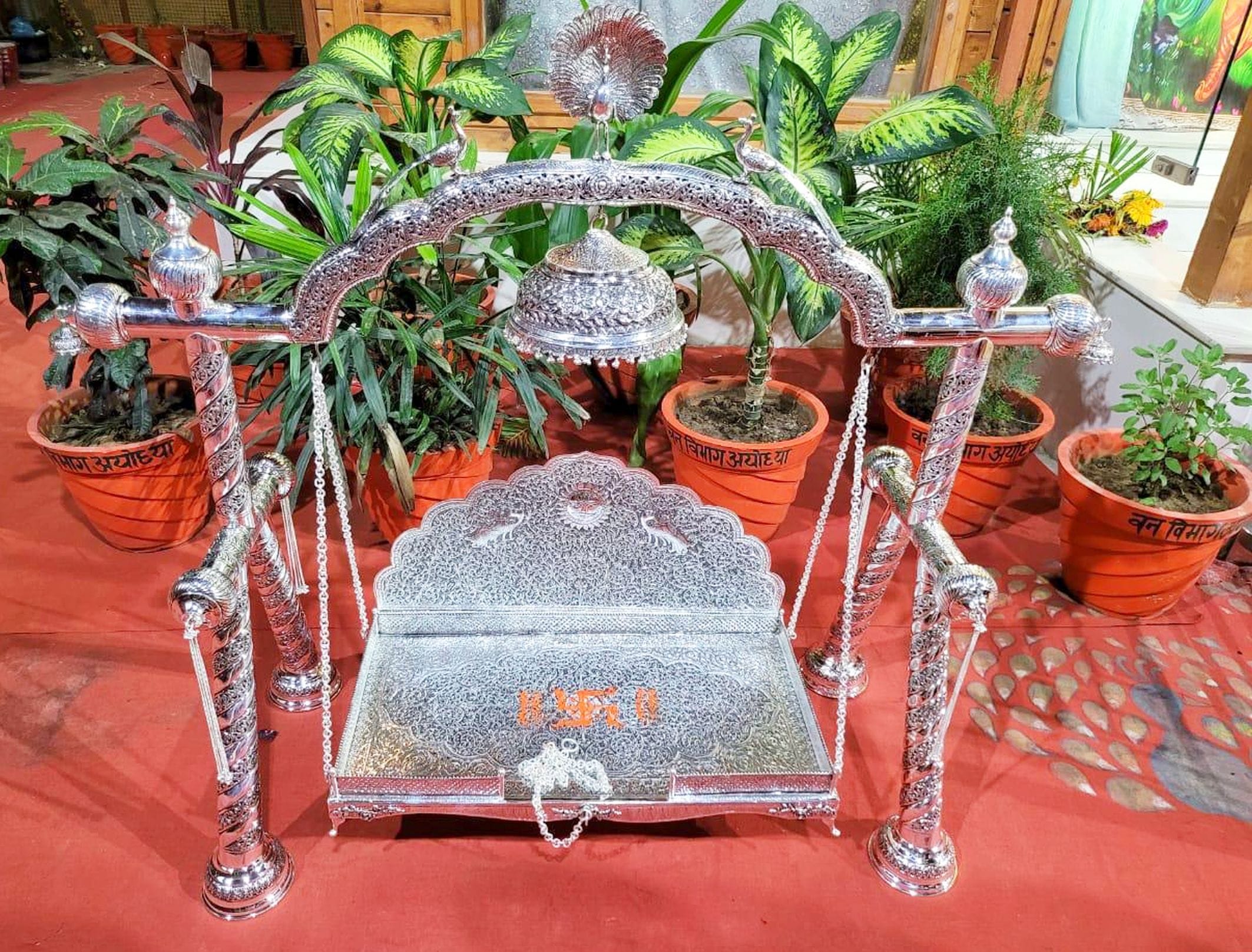 21 किलो चांदी का पांच फीट ऊंचा झूला