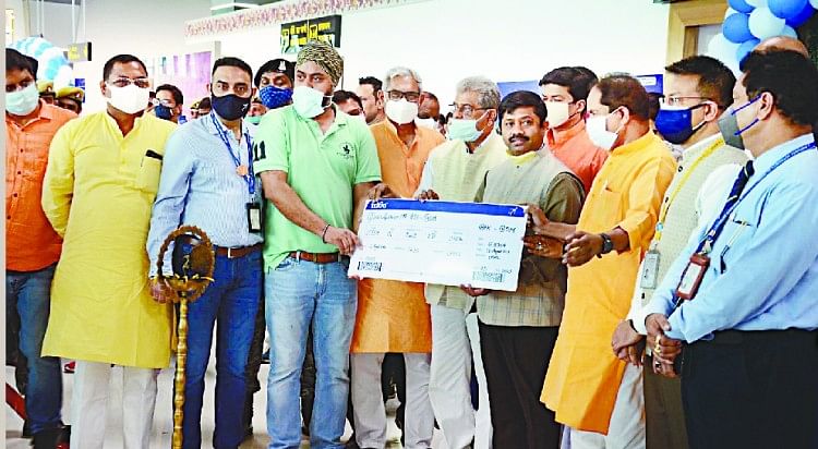 मुंबई से बरेली पहुंची पहली फ्लाइट, 26 से दिल्ली के लिए सातों दिन उड़ान बरेलीः मुंबई के लिए बुकिंग कराने वाले पहले यात्री को बोर्डिंग पास देकर उड्डयन मंत्री ने कार्यक्रम का किया उद्घाटन। अमर उजाला