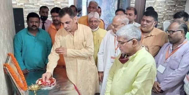 लाइसेंस नवीनीकरण की प्रकिया समाप्त करने की सीएम से होगी बात नगर के रोडवेज स्थित एक होटल में आयोजित कार्यक्रम का दीप प्रज्ज्वलित कर शुभारंभ करते उप्र उद्योग ?