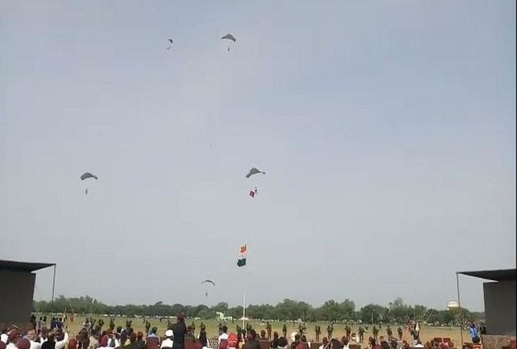 पराक्रम: स्वतंत्रता दिवस से पहले आगरा में जवानों ने किया शौर्य का प्रदर्शन, सात हजार फीट से लगाई छलांग पराक्रम दिखाते जवान