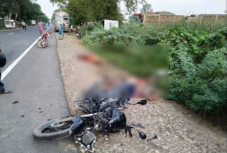 यूपी: चित्रकूट में भीषण सड़क हादसा, हाईवे पर अनियंत्रित पिकअप की टक्कर से मां-बेटे की मौत हादसे के बाद सड़क किनारे पड़ी बाइक