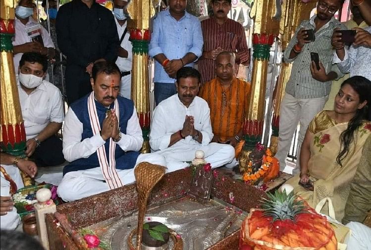 डिप्टी सीएम केशव प्रसाद ने मनकामेश्वर मंदिर में किया पूजा-अर्चना और रुद्राभिषेक Prayagraj News : मनकामेश्वर मंदिर में पूजा अर्चना करते डिप्टी सीएम केशव प्रसाद मौर्य।