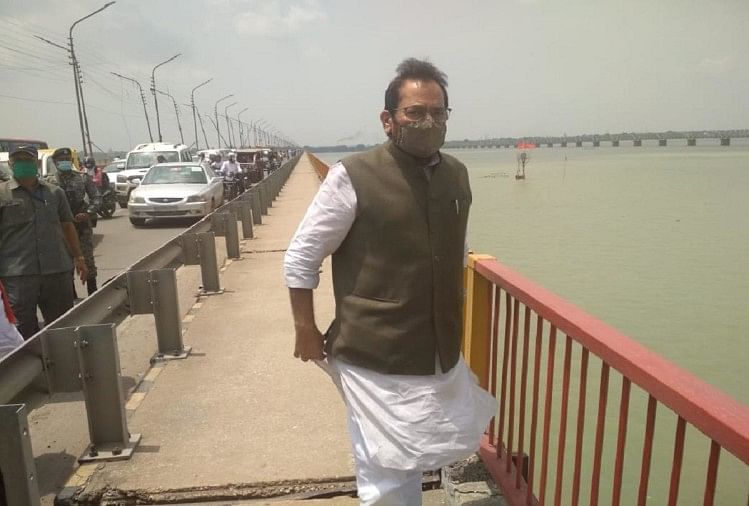 सुबह की बात शाम तक भूल जाते हैं राहुल गांधी - मुख्तार अब्बास prayagraj news : प्रयागराज पहुंचे केंद्रीय मंत्री मुख्तार अब्बास नकवी ने बाढ़ प्रभावित इलाकों का दौरा किया।