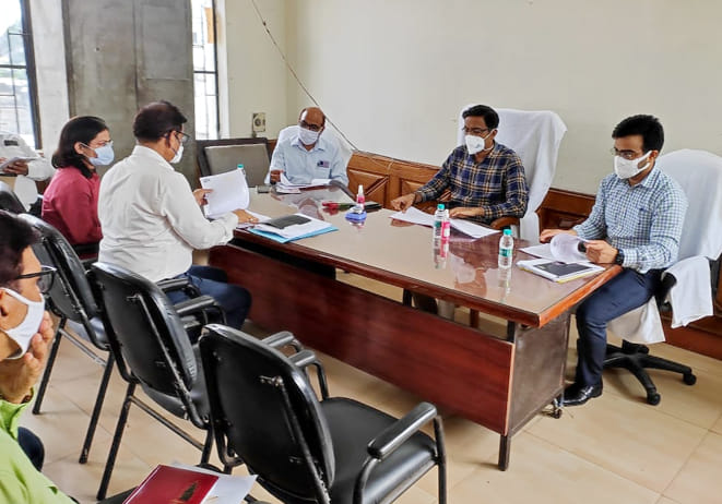 विकास प्राधिकरण के अधिकारियों की बैठक लेते कमिश्नर लोकेश एम विकास प्राधिकरण के अधिकारियों की बैठक लेते कमिश्नर लोकेश एम