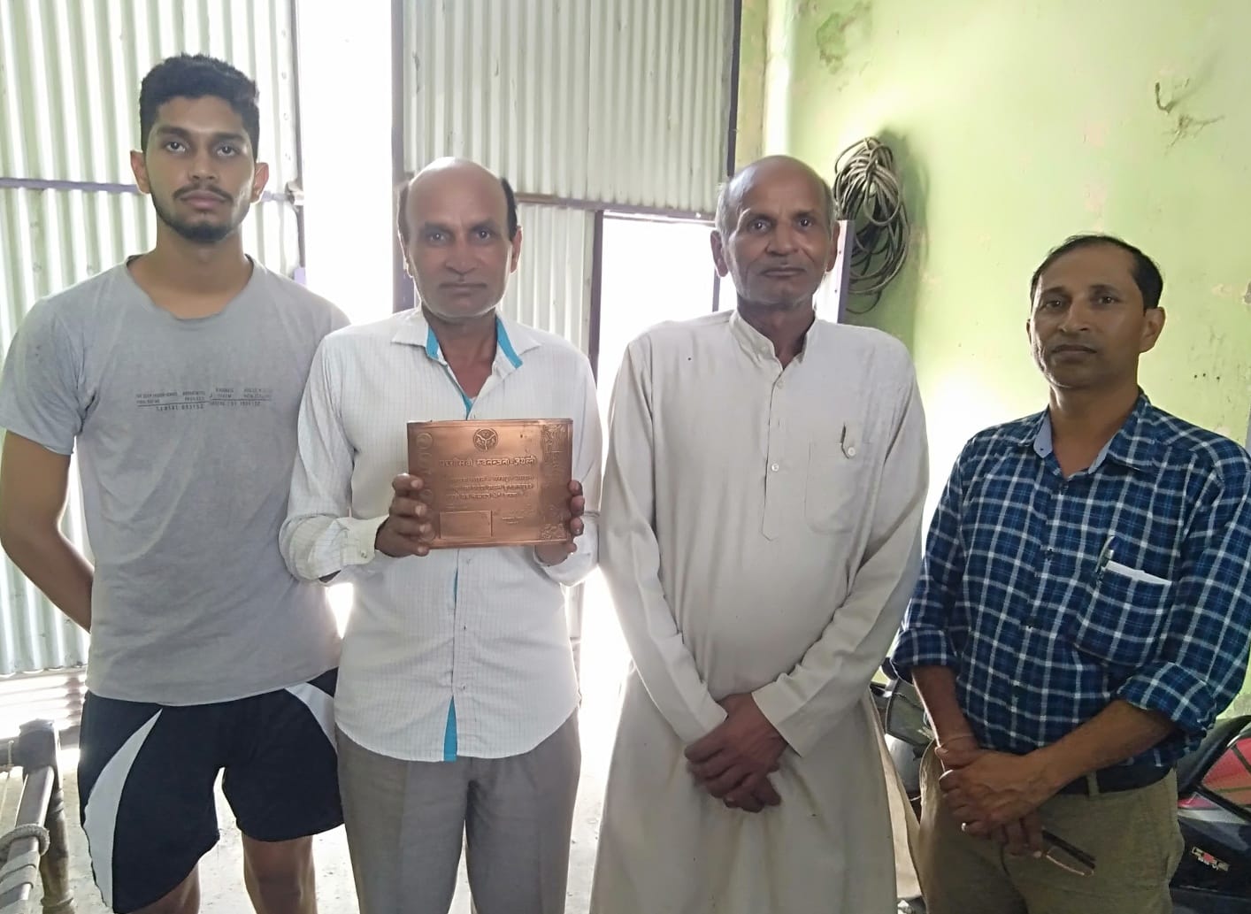 सोरम गांव के ग्रामीण अपने परिजनों को मिला ताम्रपत्र दिखाते हुए।