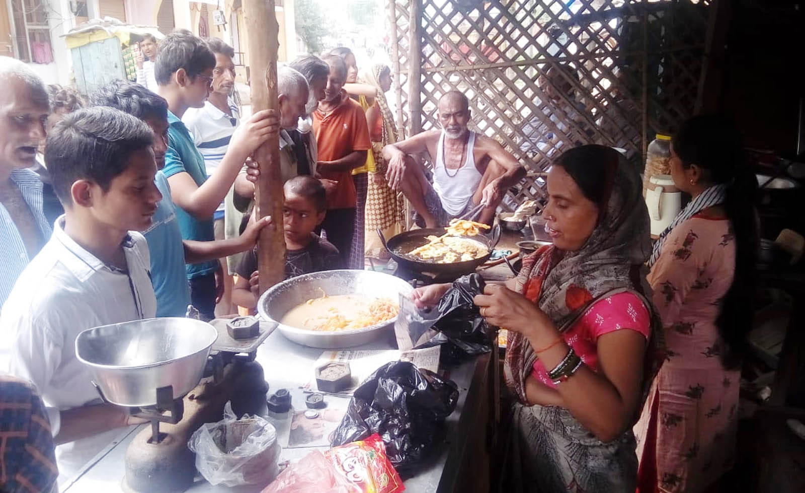 नाग पंचमी के अवसर पर दुकान में जलेबी खरीदते लोग। नाग पंचमी के अवसर पर दुकान में जलेबी खरीदते लोग।
