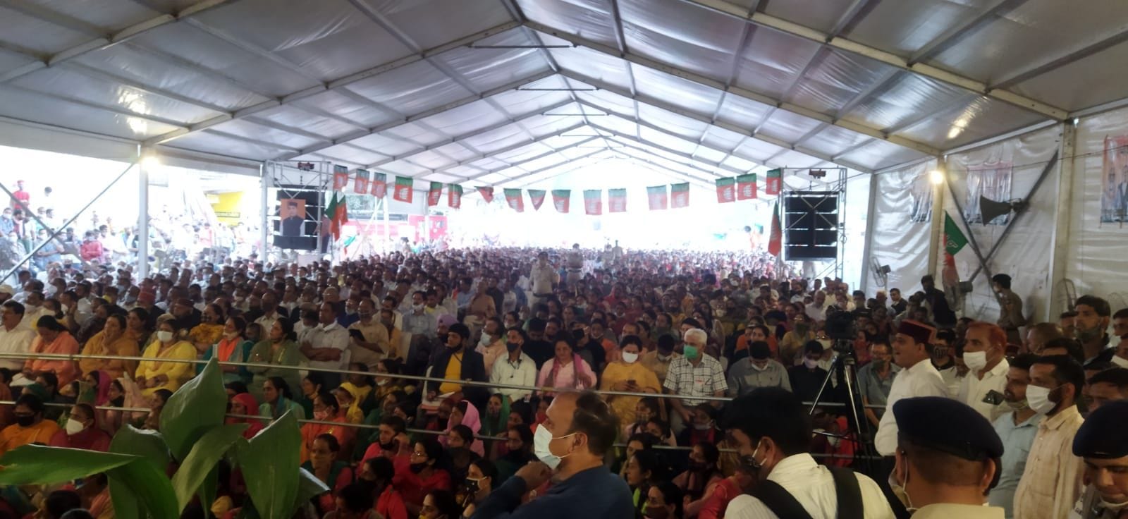 अर्की के चौगान मैदान में भाजपा की ओर से आयोजित कार्यक्रम में मौजूद कार्यकर्ता। संवाद