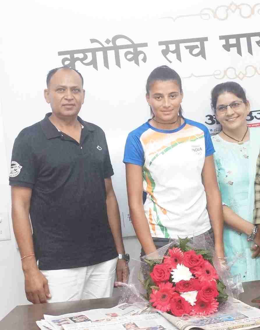 हिसार अमर उजाला कार्यालय में पहुंची शर्मिला हॉकी अपने कोच राजेंद्र सिहाग, प्रवीणा सिहाग के साथ- स