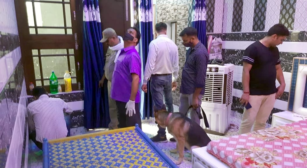 अफजलगढ़ के मोहल्ला गौहरअली खां में मंगलामुखी की हत्या के बाद जांच करती टीम। अफजलगढ़ के मोहल्ला गौहरअली खां में मंगलामुखी की हत्या के बाद जांच करती टीम।