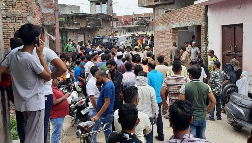 अफजलगढ़ के मोहल्ला गौहरअली खां में मंगलामुखी की हत्या के बाद मौके पर जाम भीड़। अफजलगढ़ के मोहल्ला गौहरअली खां में मंगलामुखी की हत्या के बाद मौके पर जाम भीड़।